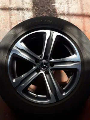 צמיג ובתוכו גלגל מגנזיום ג'נט בצבע שחור במוסך סופר צמיג נהור ירושלים